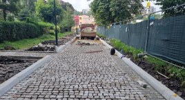 W Parku Włókniarzy układane są granitowe alejki