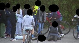 Dwie pijane nastolatki na szkolnym boisku, jedna ledwo przytomna, druga agresywna