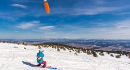 Snowkite czyli surfing na śniegu. Wildboards zaprasza na kursy w Beskidach