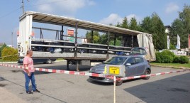 Podejrzana naczepa w Gminie Hażlach. Mieszkańcom zalecono aby się do niej nie zbliżali