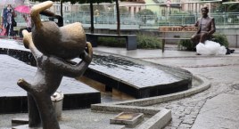 Kim jest tajemnicza postać siedząca na ławeczce w centrum Bielska-Białej? [FOTO]