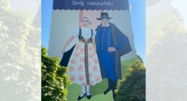 Para w stroju cieszyńskim na nowym muralu w Cieszynie