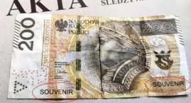 Chciał zapłacić banknotem pamiątkowym, grozi mu 8 lat więzienia