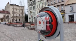 Gdzie szukać defibrylatora AED w Bielsku-Białej? Nowe urządzenie na placu Wojska Polskiego