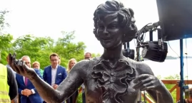 Pomnik Marii Koterbskiej stanie przed Teatrem Polskim w Bielsku-Białej