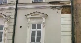 Za odpadanie tynku ze Starego Ratusza odpowie właściciel sąsiedniej kamienicy