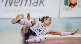 Bielskie siatkarki w zaciętym meczu przegrywają z liderem, ale pozostają w grze o drugie miejsce