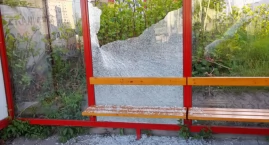 Wandale wzięli na celownik wiaty przystankowe w Bielsku-Białej [FOTO]