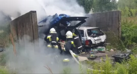 Paliły się wraki samochodów, w gaszeniu brało udział pięć zastępów strażaków [FOTO]
