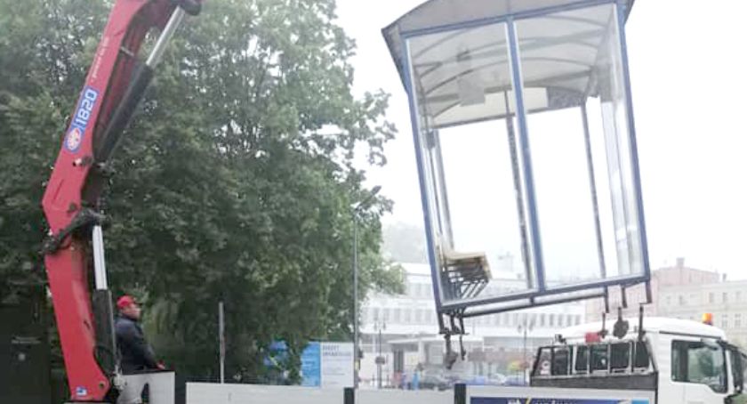 Burmistrz kazał usunąć wiaty, teraz pasażerowie mokną na deszczu