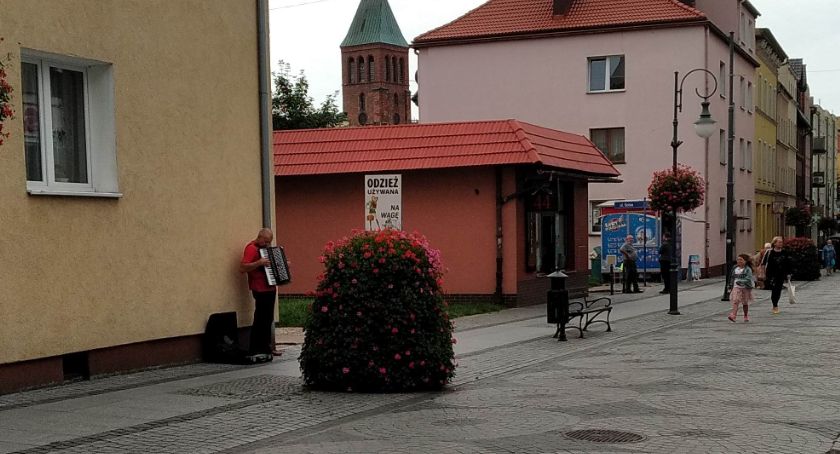 Pijaczek na deptaku - niekończąca się opowieść