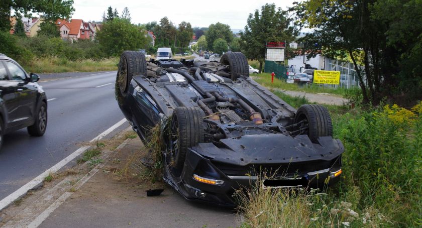 Mustang dachował w Trzebnicy!