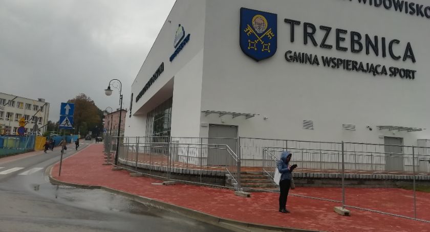 Uwaga Awaria! Leje się woda przy hali widowiskowo-sportowej