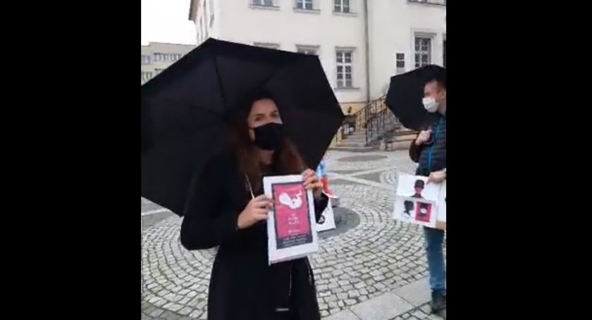 Kilkoro młodych ludzi manifestowało na trzebnickim Rynku