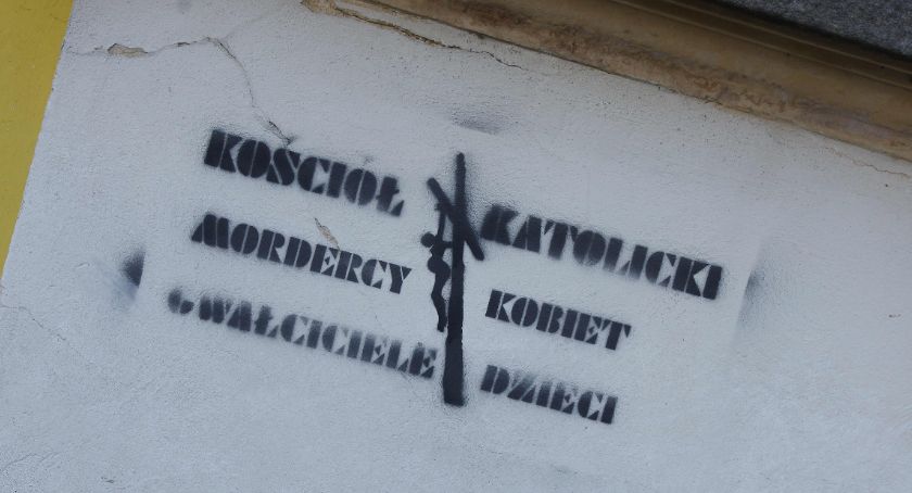 Antykościelne napisy na trzebnickiej Bazylice