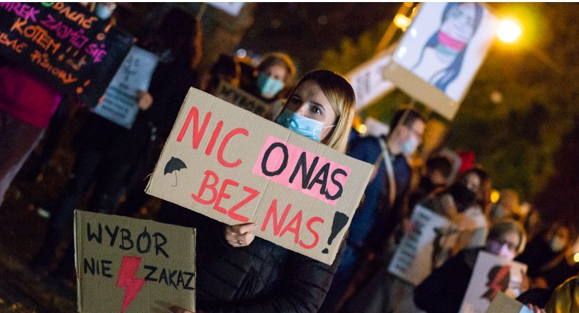 Strajk Kobiet w Trzebnicy. Kilkaset osób przemaszerowało przez miasto