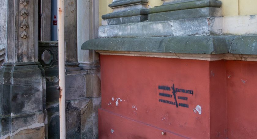 Obraźliwe napisy na kościołach. Policja szuka sprawców