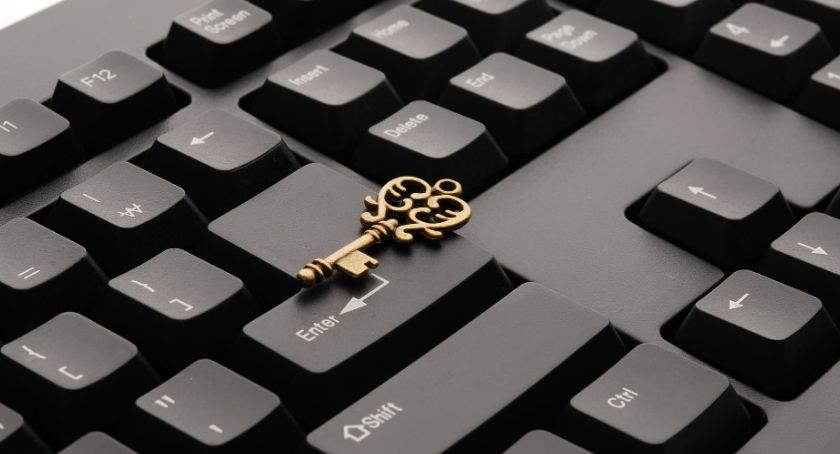 Sprawy urzędowe bez wychodzenia z domu? 4 rzeczy, które łatwiej zrobić za pomocą internetu