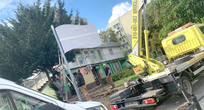 Gminne tajemnice. Zaskakujące kulisy instalowania podświetlanej flagi