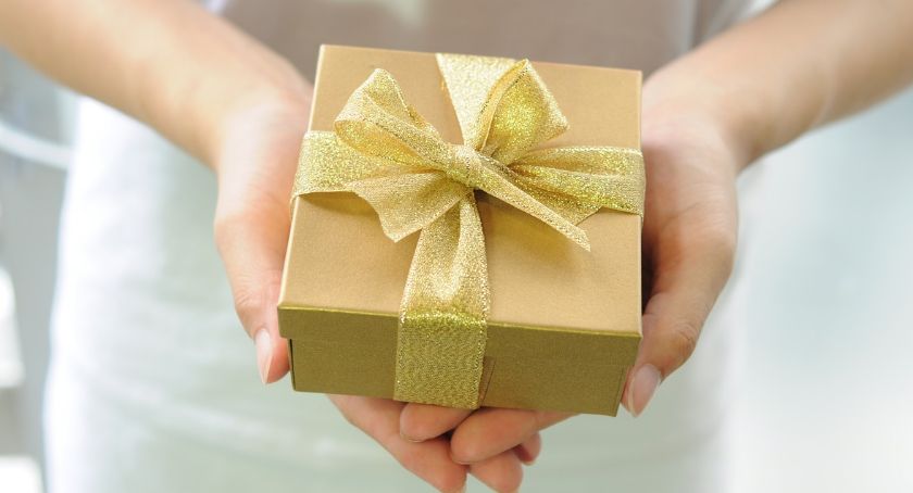 Śmieszne, personalizowane prezenty na każdą okazję - te podarunki wciąż są modne
