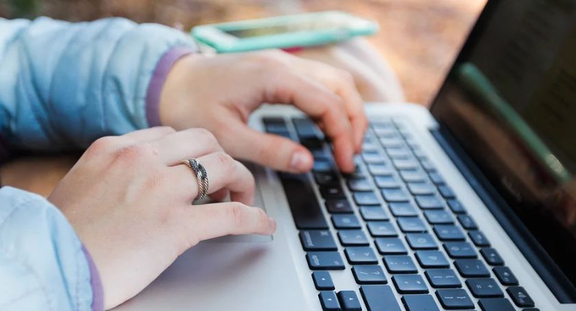 Sesja nadzwyczajna online