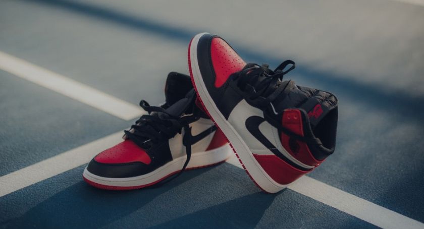 Do jakiej stylizacji ubierzemy sneakersy męskie?