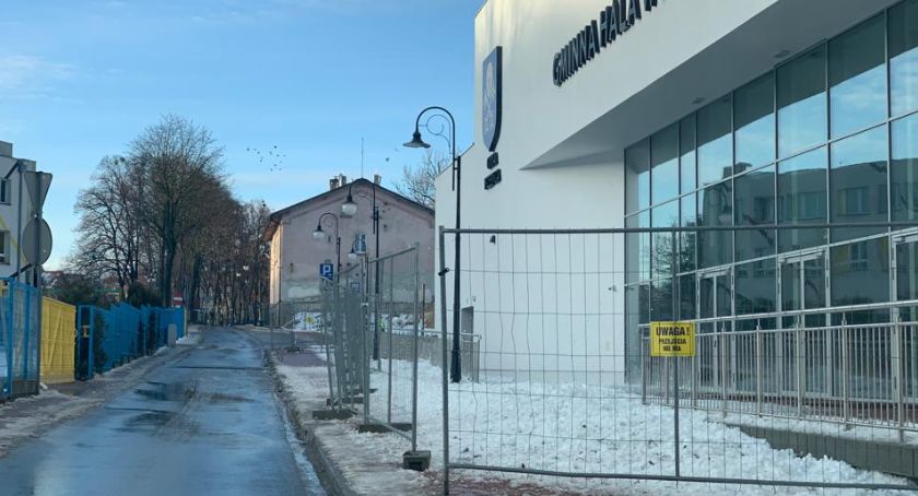 Szkoła otwarta, a hala dalej zamknięta