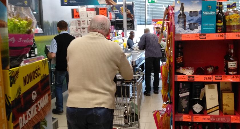 Koniec z godzinami dla seniorów - większość obostrzeń pozostaje