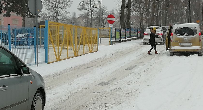 Trzebnica - na ulicach biało - efektu działania służb drogowych nie widać