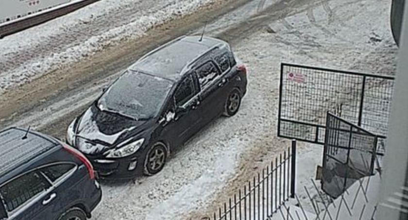 Parking na wjeździe do posesji - mieszkańcy zarzucają bezczynność
