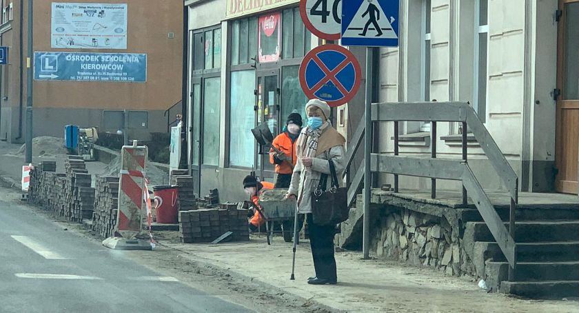 Przekładają, układają...