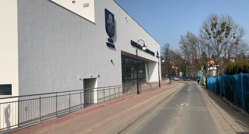 Wykonawca hali zdemontował ogrodzenie. Czy to oznacza otwarcie hali?