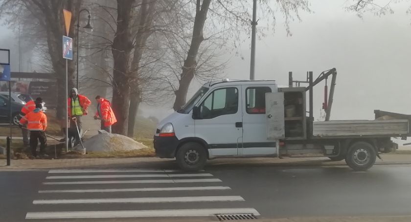 Robią chodnik przy stawach