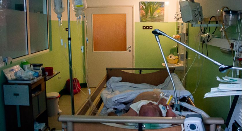 Walka z koronawirusem i systemem - świadectwa mieszkańców 