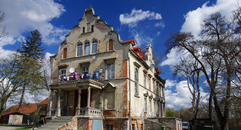 Mieszkańcy czekają na remont pałacu komunalnego