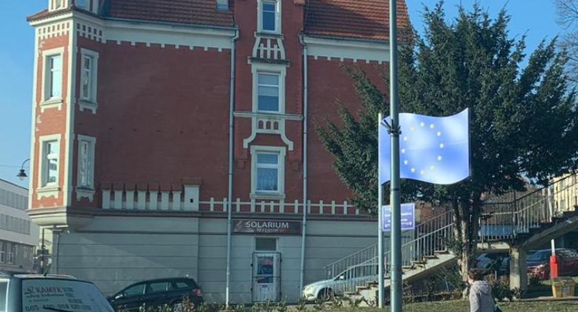 Flaga unijna to samowola, ma być rozebrana