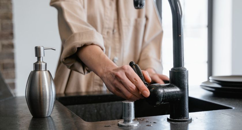 Pompa głębinowa vs pompa hydroforowa – którą wybrać? Poznaj najważniejsze różnice