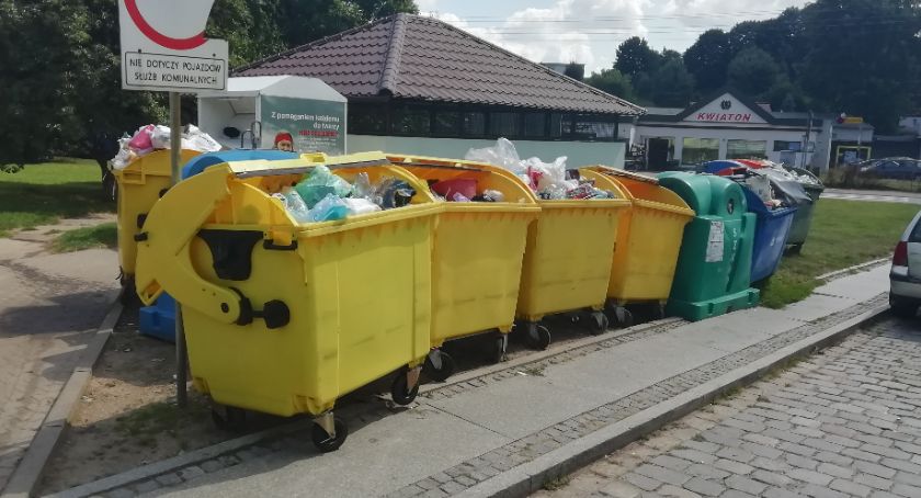Kontenery szpecą i utrudniają przejście 