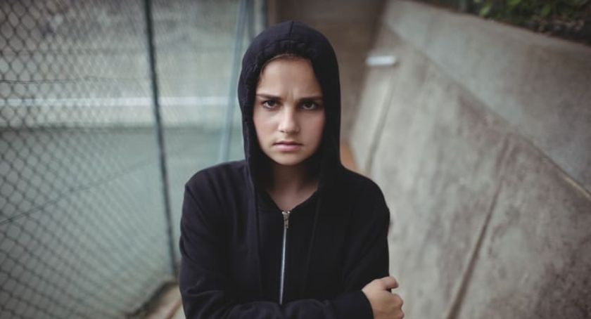 Problemy w szkole a ucieczka w narkotyki - jak pomóc dziecku?