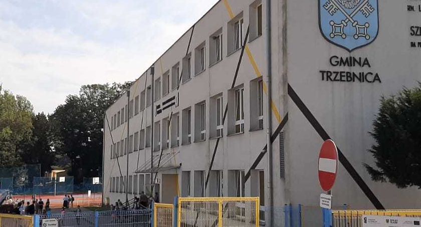 Burza po publikacji na temat nadzorowanego dostępu do szkoły