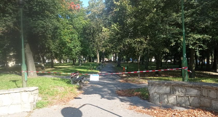 Zakaz wstępu do parku przy sądzie