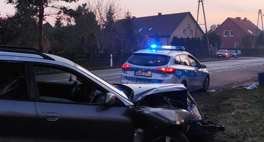 Uderzył w słup i pojechał dalej