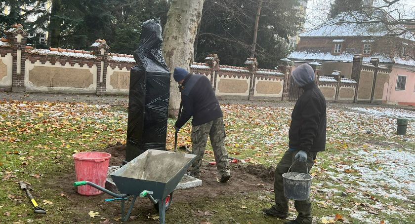 W parku stanęło popiersie Kardynała Wyszyńskiego. Ile kosztowała inwestycja?