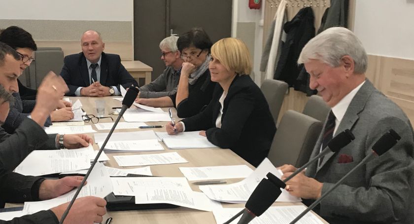 Kasa, wybory i… stołki