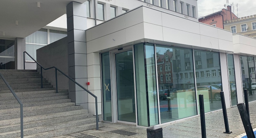 Zatrzymania urzędników. Radni i dziennikarze pytają, a władza?