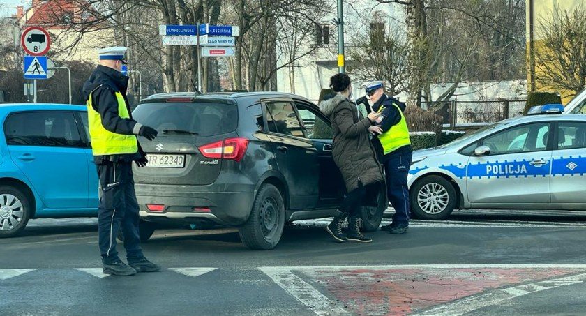 Uwaga! Kolizja na rondzie w Trzebnicy