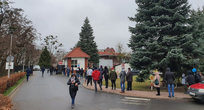 Ogromne kolejki przed szpitalem