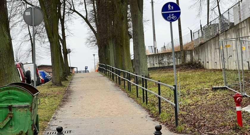 Kłopoty z pozwoleniami i nielegalne barierki