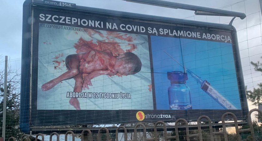 Antyszczepionkowcy w natarciu. Taki bilbord stanął w powiecie trzebnickim. Jak to oceniacie?