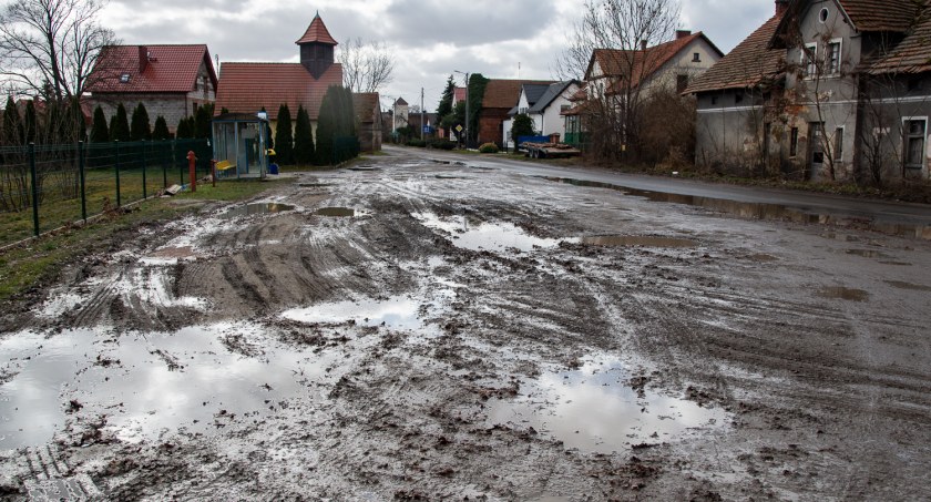 Gmina Trzebnica. Niebezpieczny przystanek